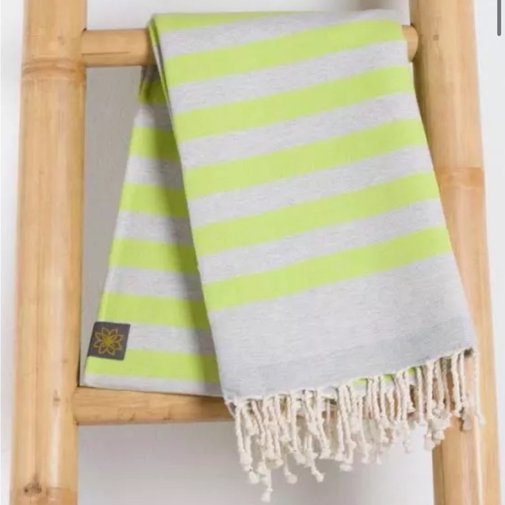 Anna Aniq FOUTA TERRY - NEON GREEN FISH